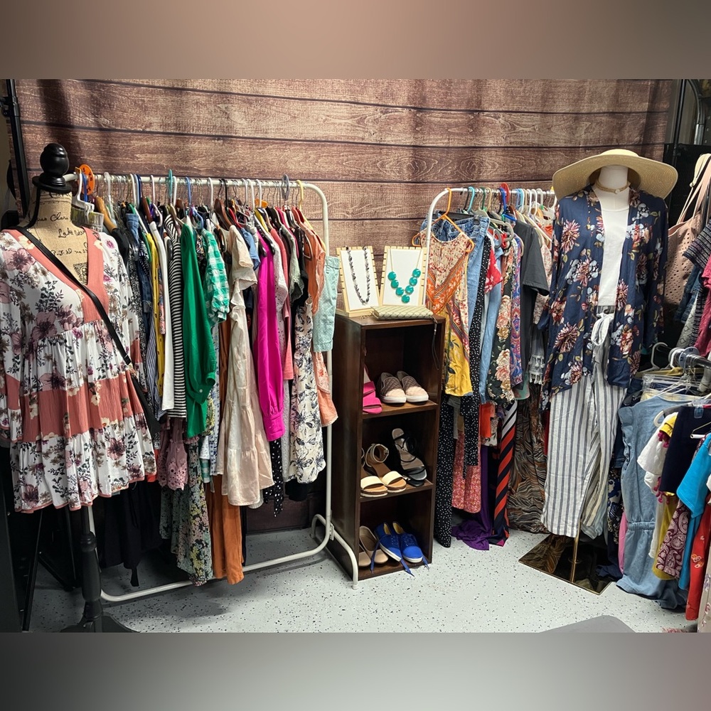 TRACIE AND NATE ARE LIVE NOW! Couples Closet Clearout! Women's XS-2X! - Picture 2 of 8